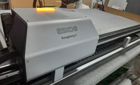 ESCO Kongsberg C порезочная машина с ножом и фрезой